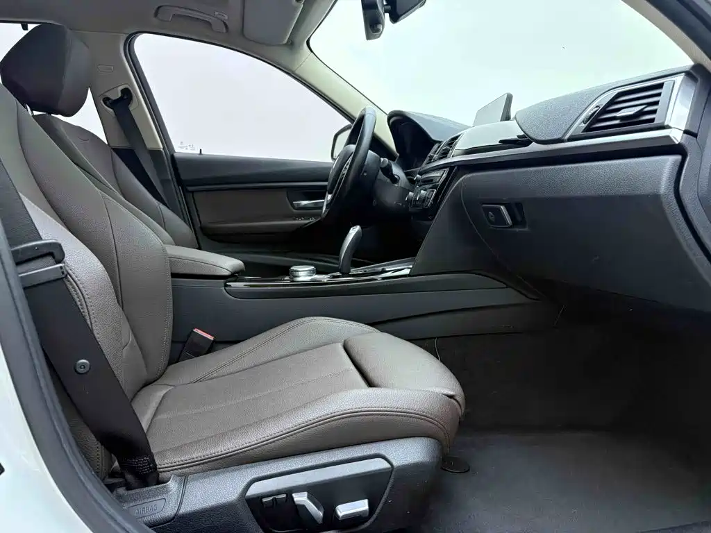 BMW 3 Series 2019 — фото 19