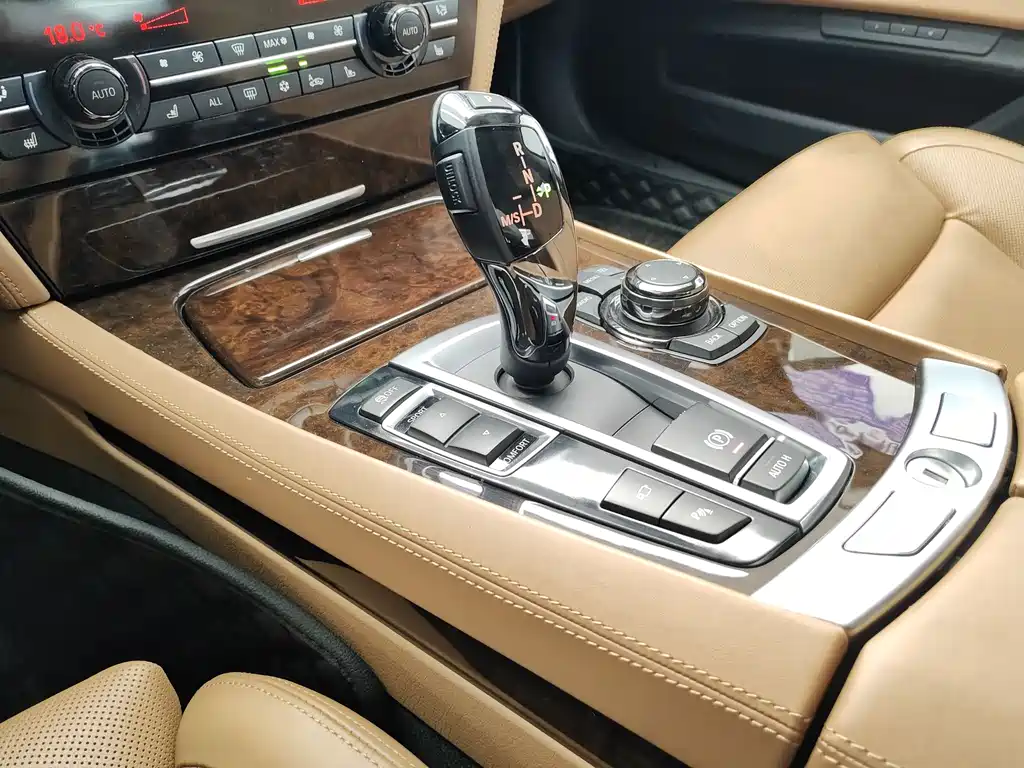 BMW 7 Series 2012 — фото 15