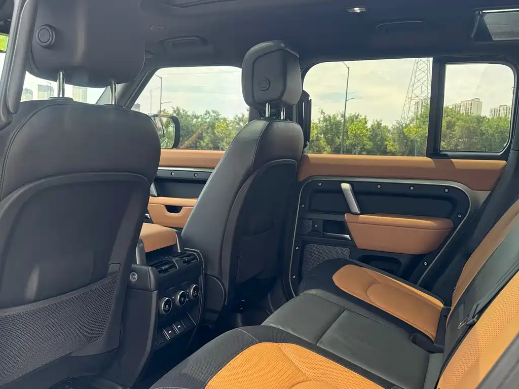 Land Rover Defender 2023 — фото 10