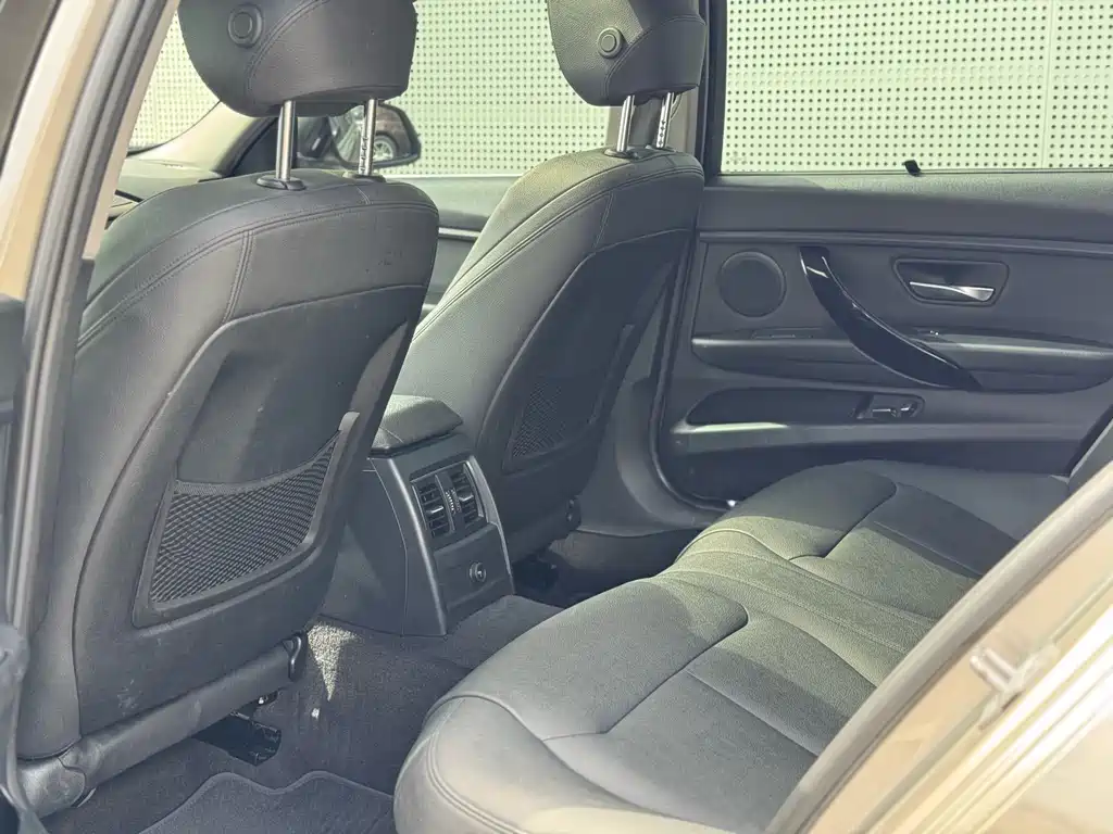 BMW 3 Series 2018 — фото 10