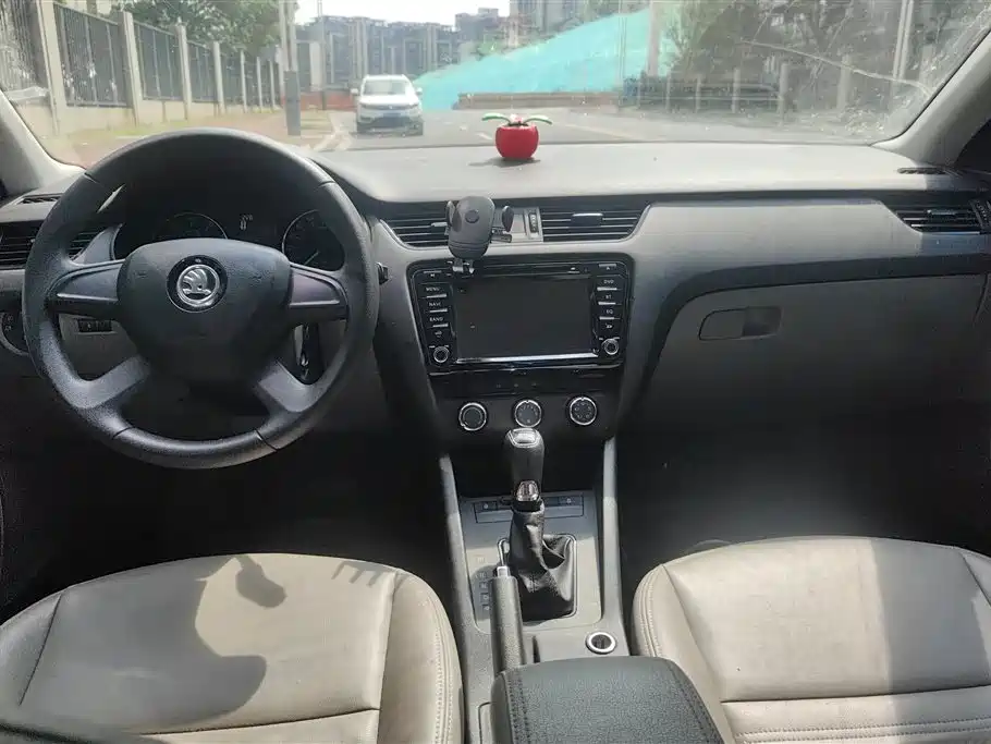 Skoda Octavia 2015 — фото 12