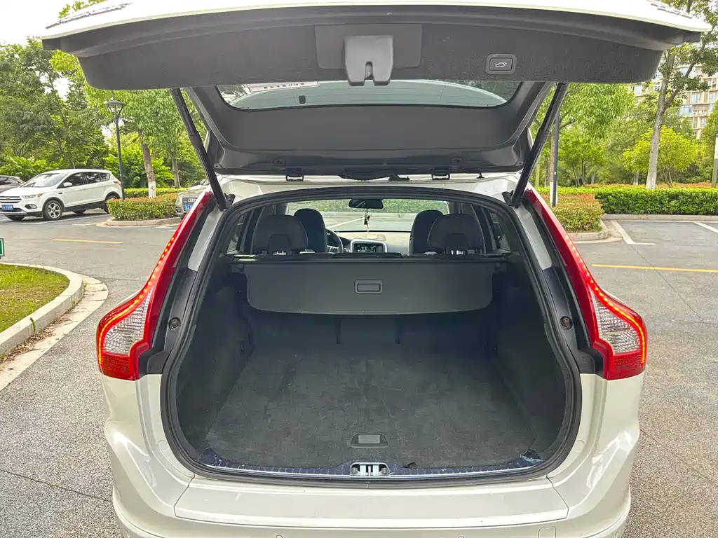 Volvo XC60 2017 — фото 12