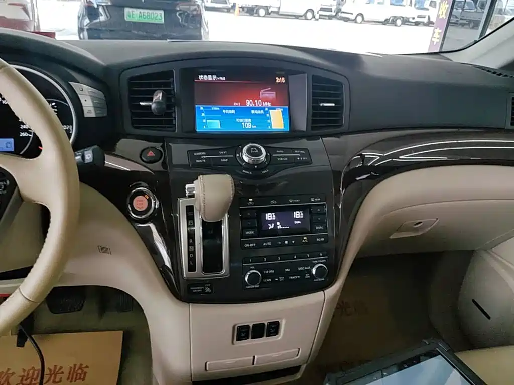 Nissan Quest 2017 — фото 13