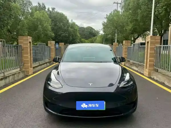 Tesla Model Y 2024