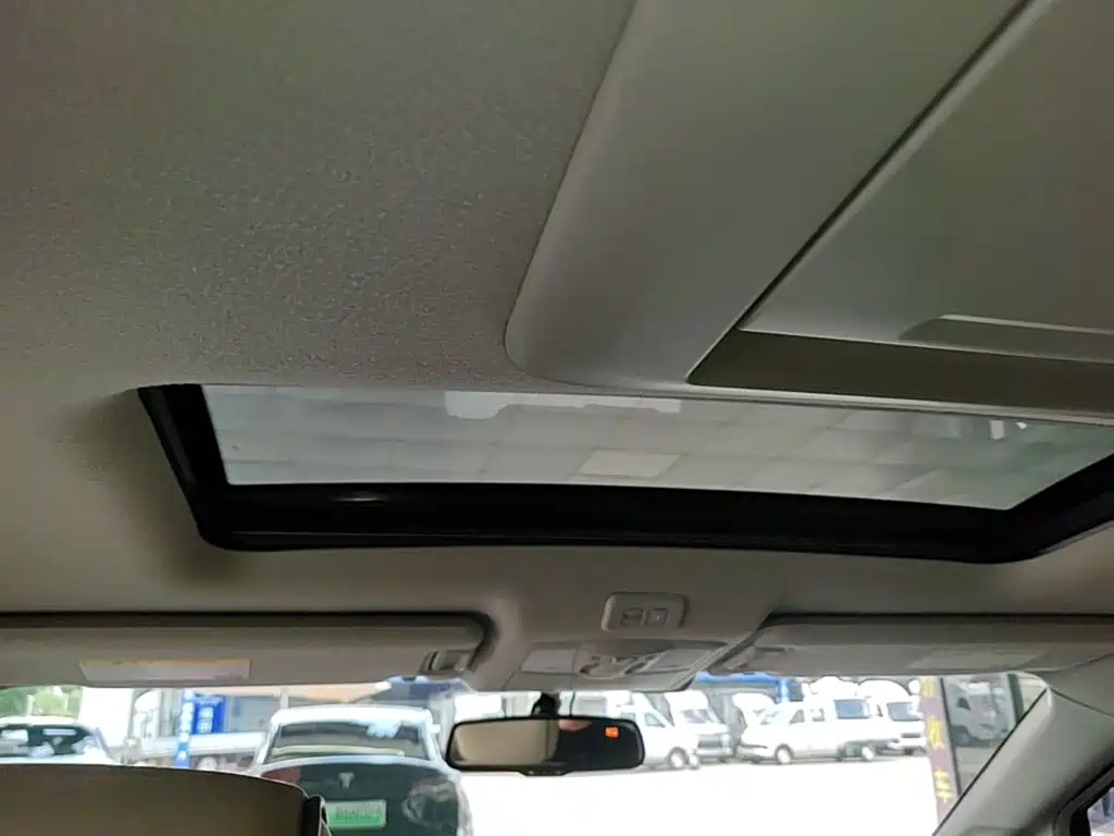 Nissan Quest 2017 — фото 18