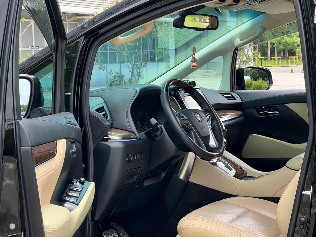 Toyota Alphard 2017 — фото 9