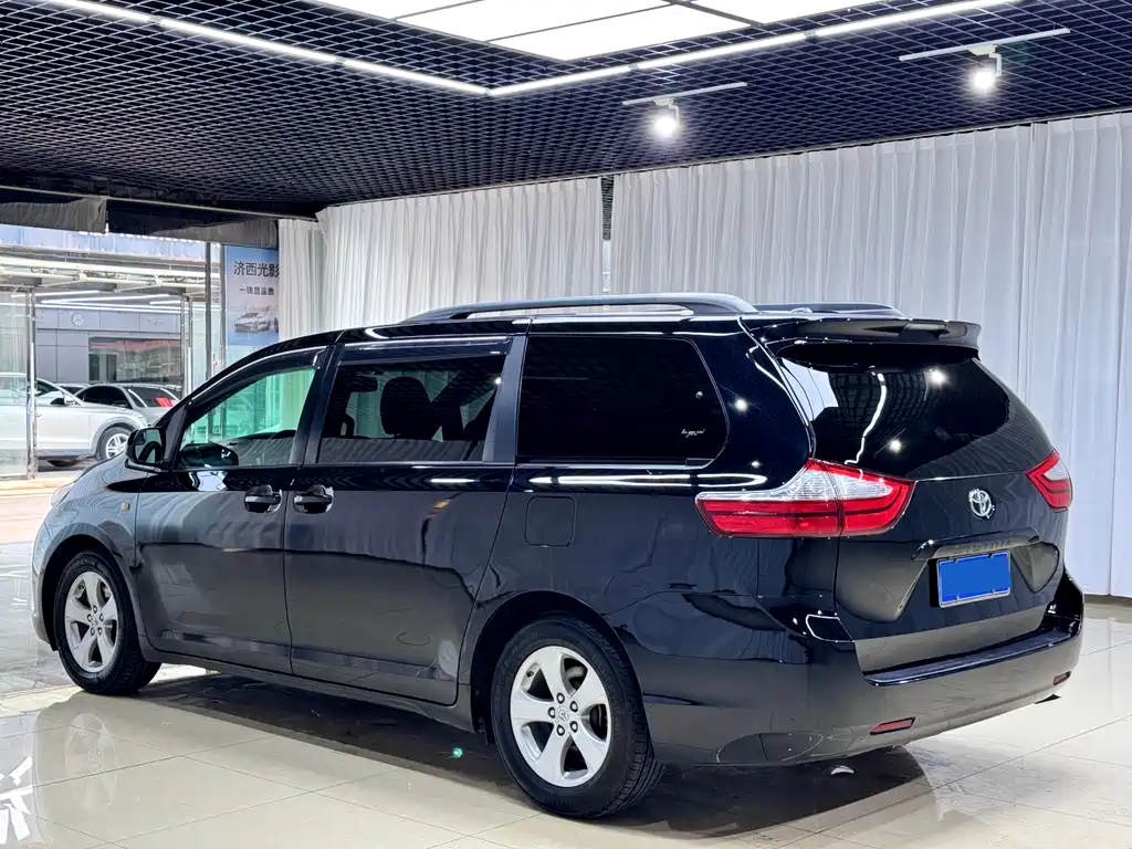 Toyota Sienna 2015 — фото 7