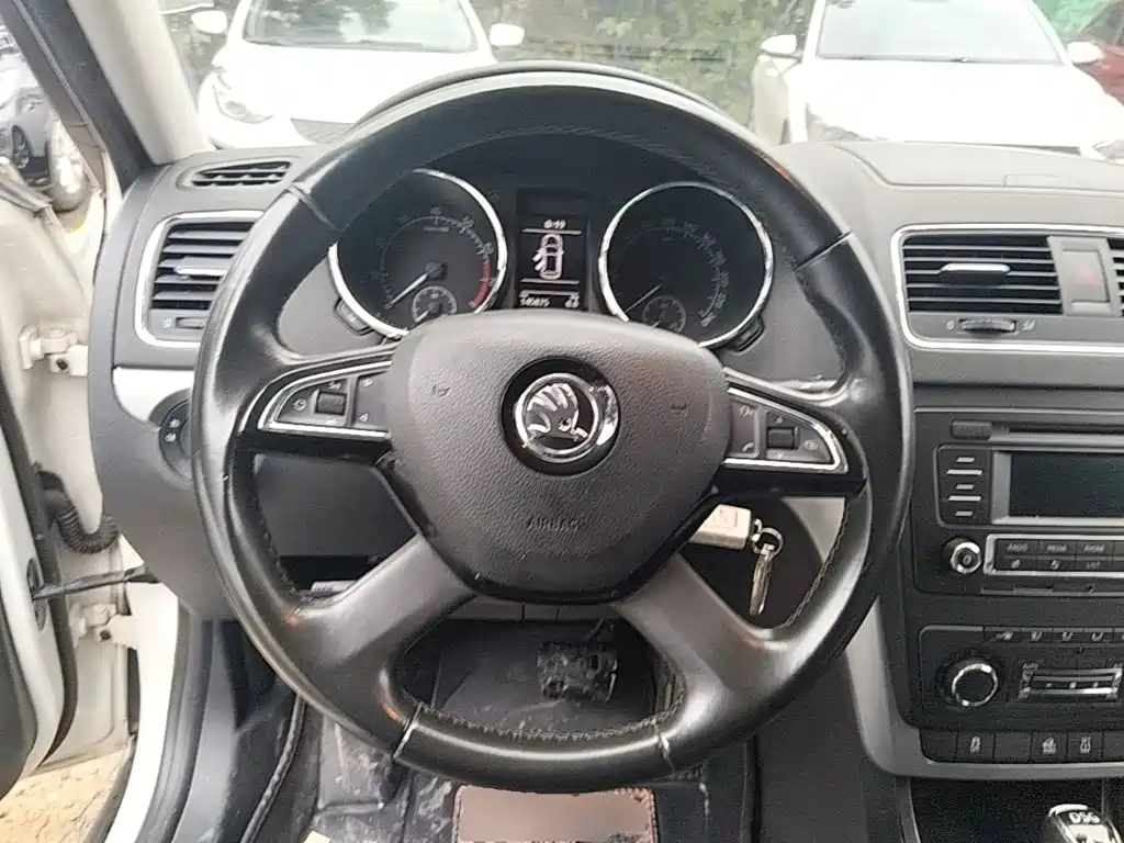 Skoda Yeti 2015 — фото 11