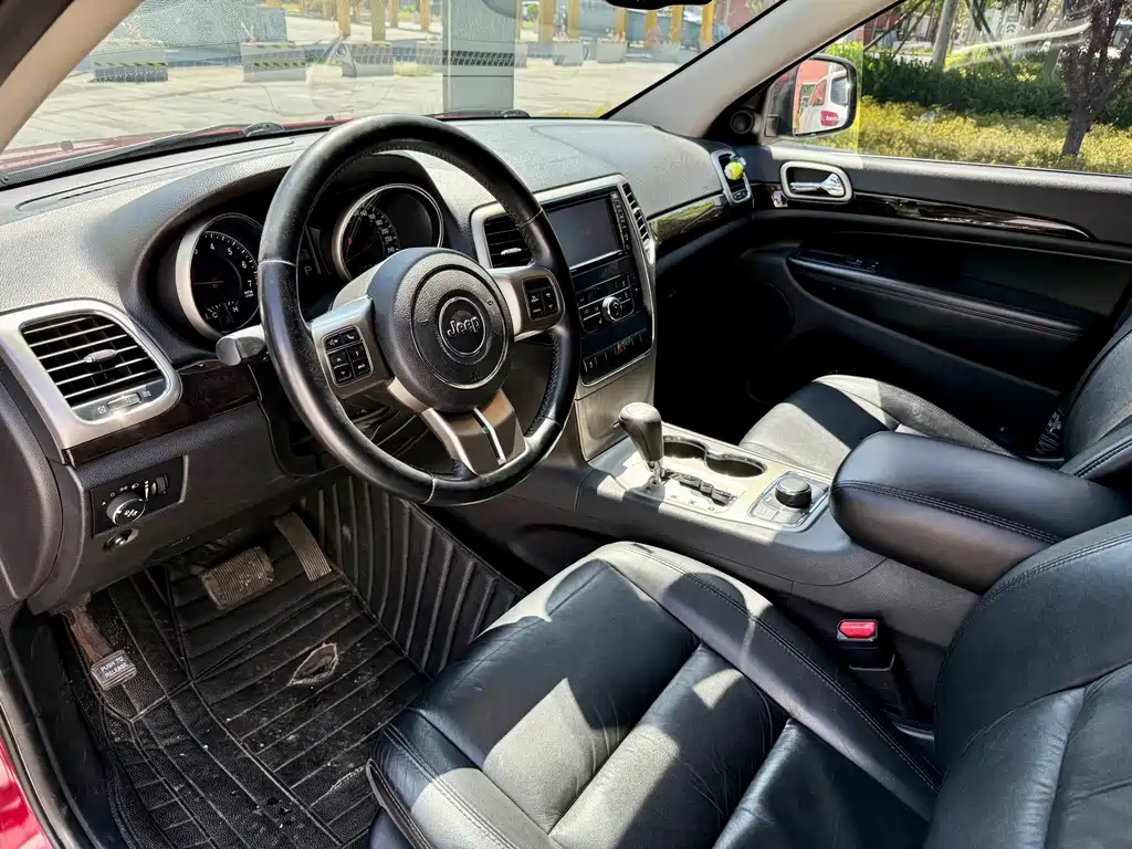 Jeep Grand Cherokee 2012 — фото 11