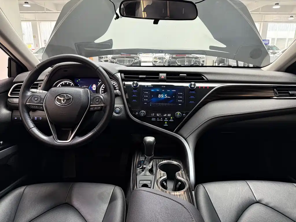 Toyota Camry 2020 — фото 10