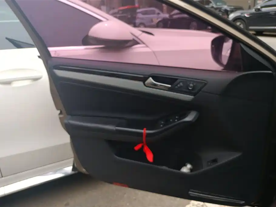 Volkswagen Sagitar 2016