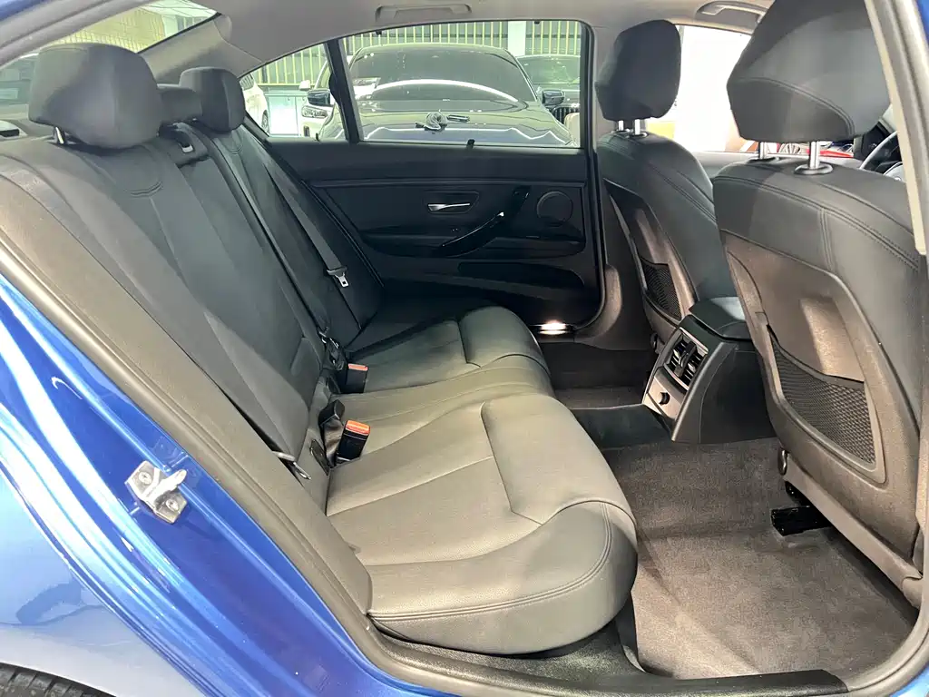 BMW 3 Series 2019 — фото 18