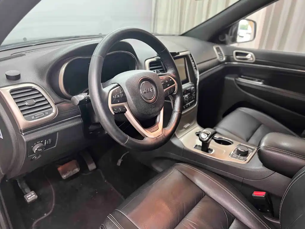 Jeep Grand Cherokee 2015 — фото 10