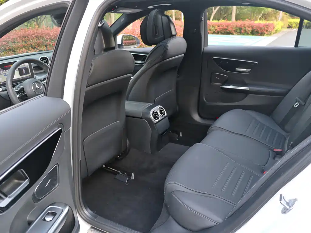 Mercedes-Benz C-Class 2023 — фото 14