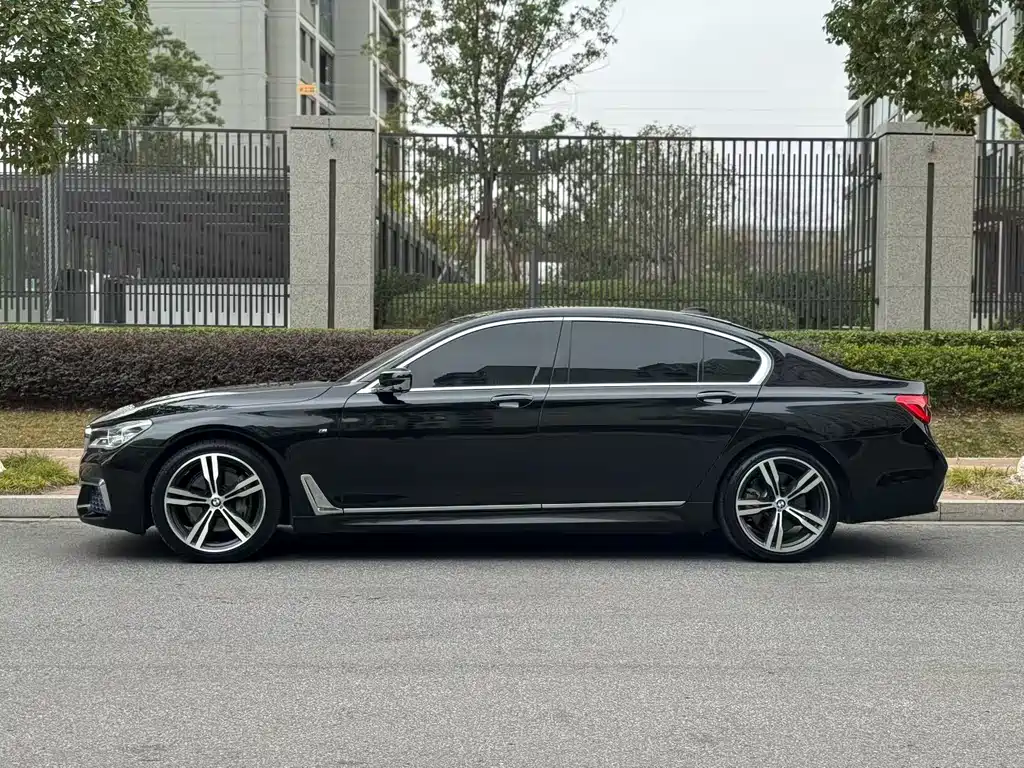 BMW 7 Series 2018 — фото 14