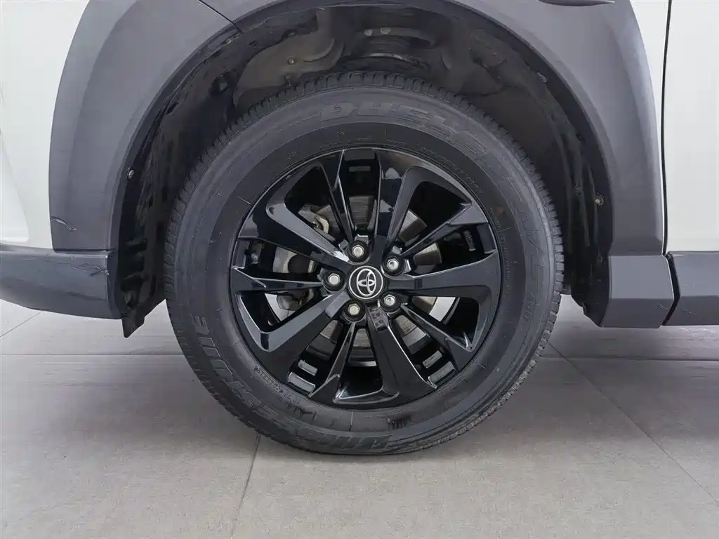 Toyota RAV4 2019 — фото 17