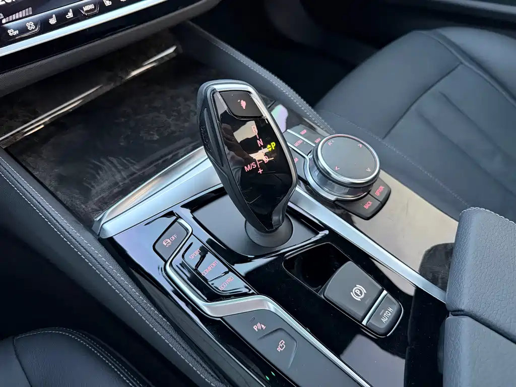 BMW 5 Series 2018 — фото 14