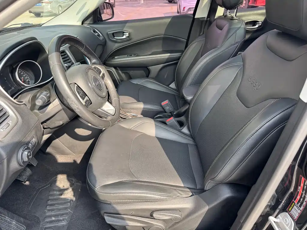 Jeep Compass 2018 — фото 12