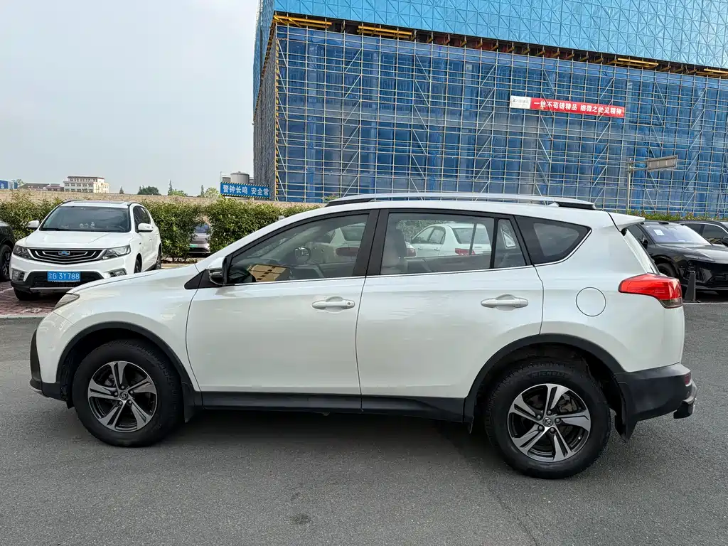 Toyota RAV4 2015 — фото 3