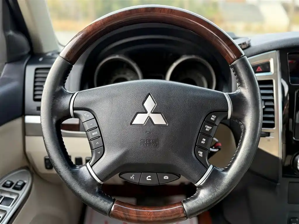 Mitsubishi Pajero 2018 — фото 34