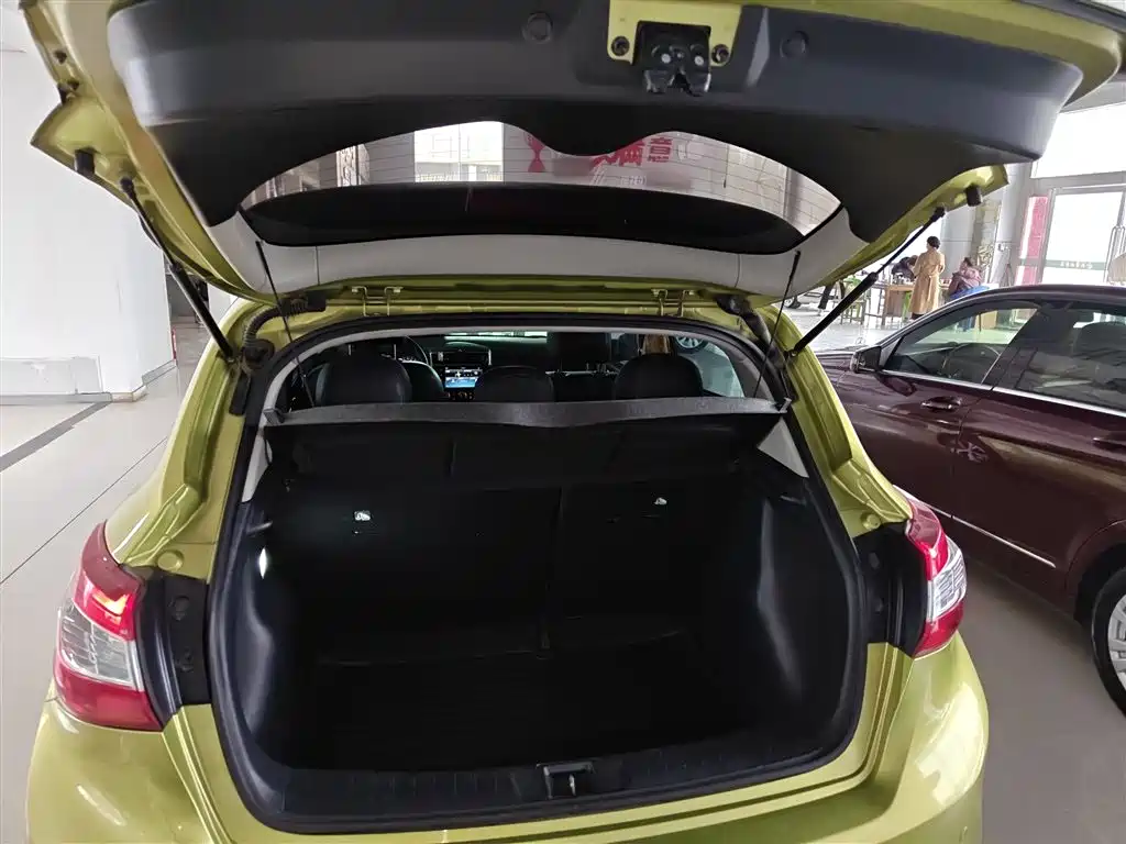 Nissan Tiida 2017 — фото 15