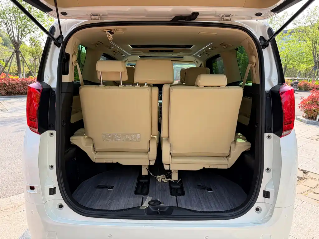 Toyota Alphard 2024 — фото 19