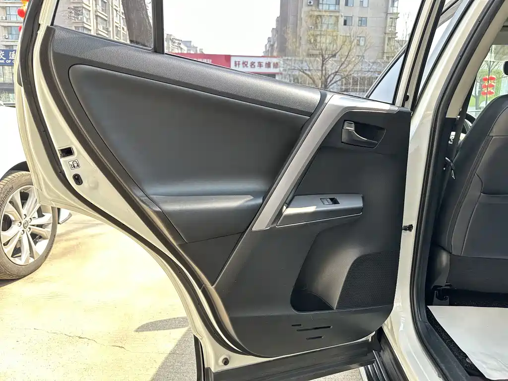 Toyota RAV4 2017 — фото 13