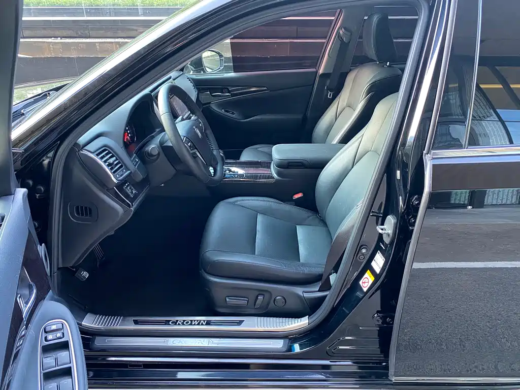 Toyota Crown 2017 — фото 18