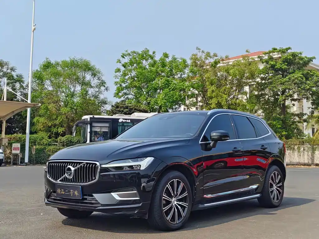 Volvo XC60 2021 — фото 1