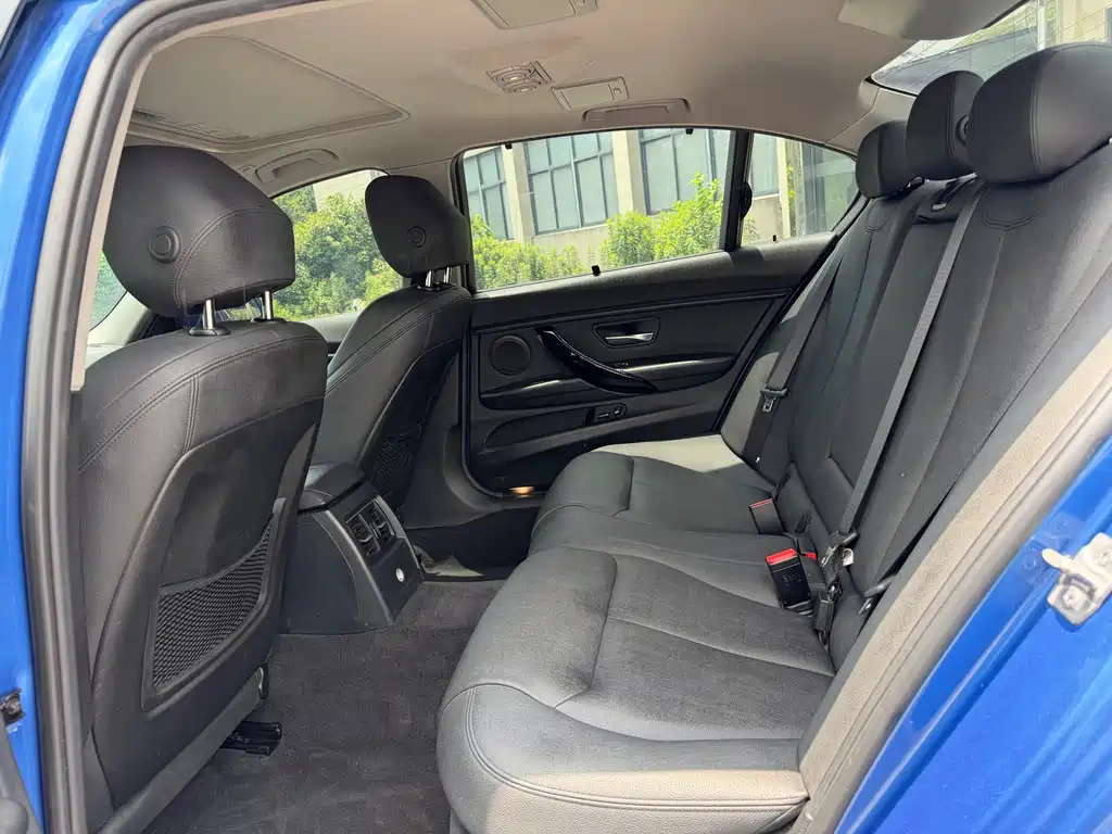 BMW 3 Series 2018 — фото 10