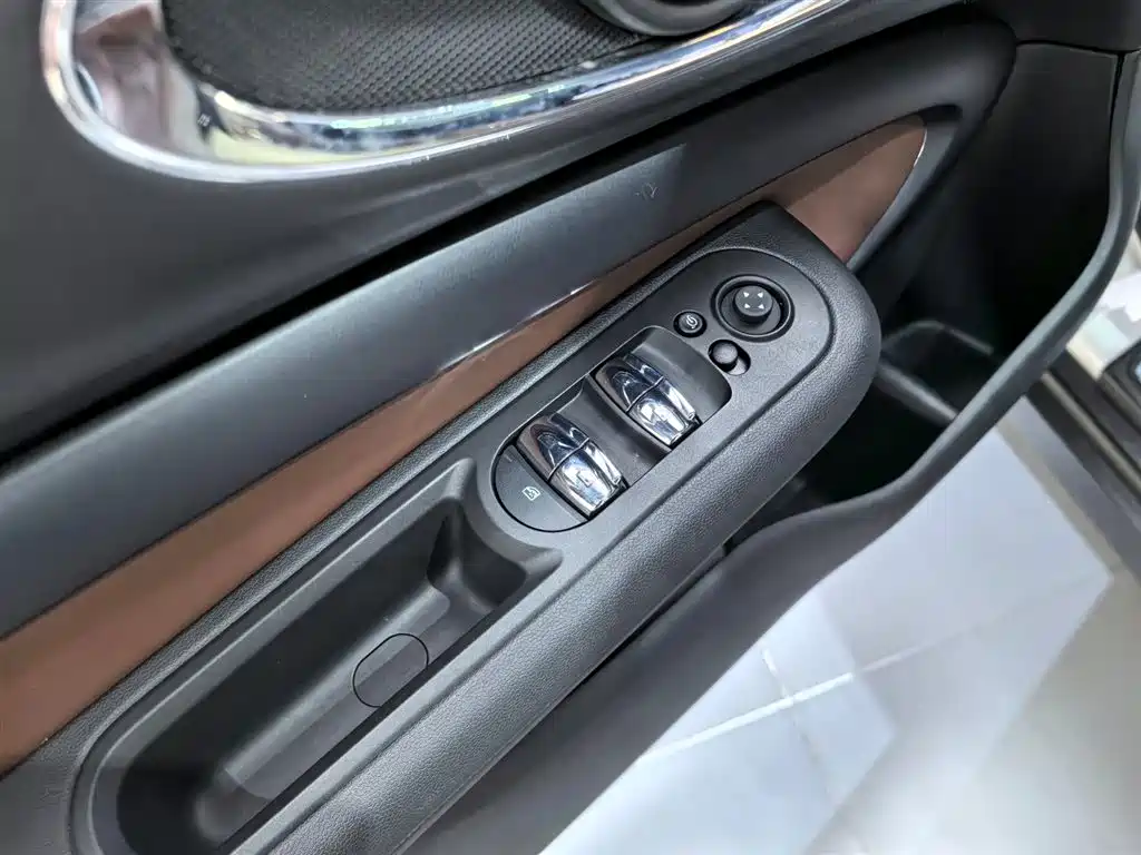 MINI Clubman 2024 — фото 18
