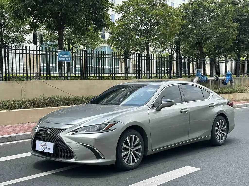 Lexus ES 2019 — фото 1