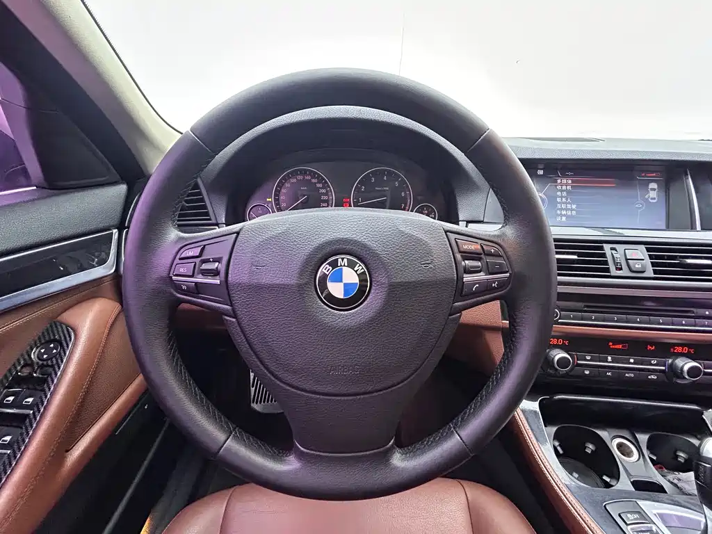 BMW 5 Series 2015 — фото 12