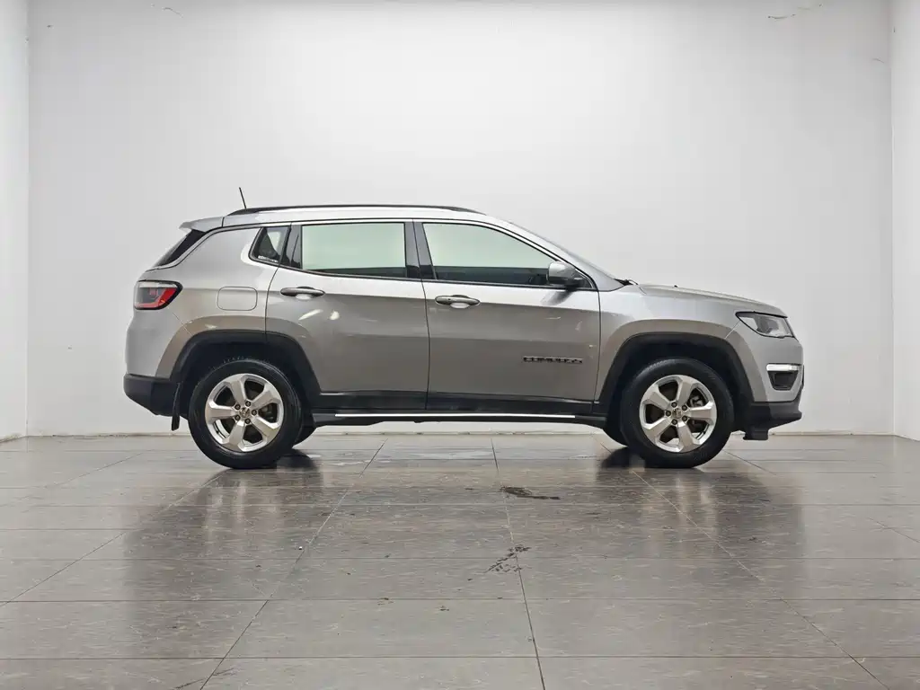 Jeep Compass 2017 — фото 11