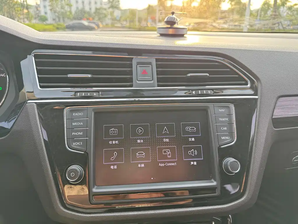 Volkswagen Tiguan L 2018 — фото 11
