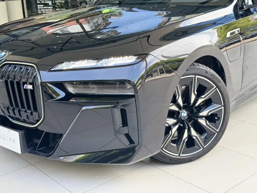 BMW i7 M70L 2025 — фото 6