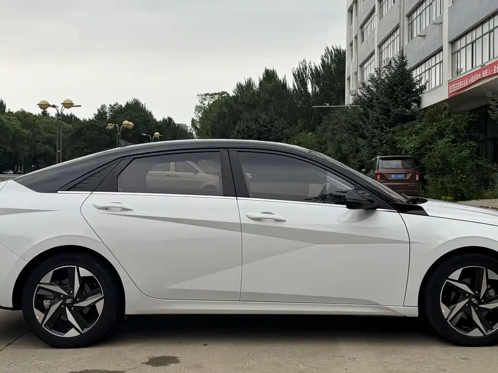 Hyundai Elantra 2022