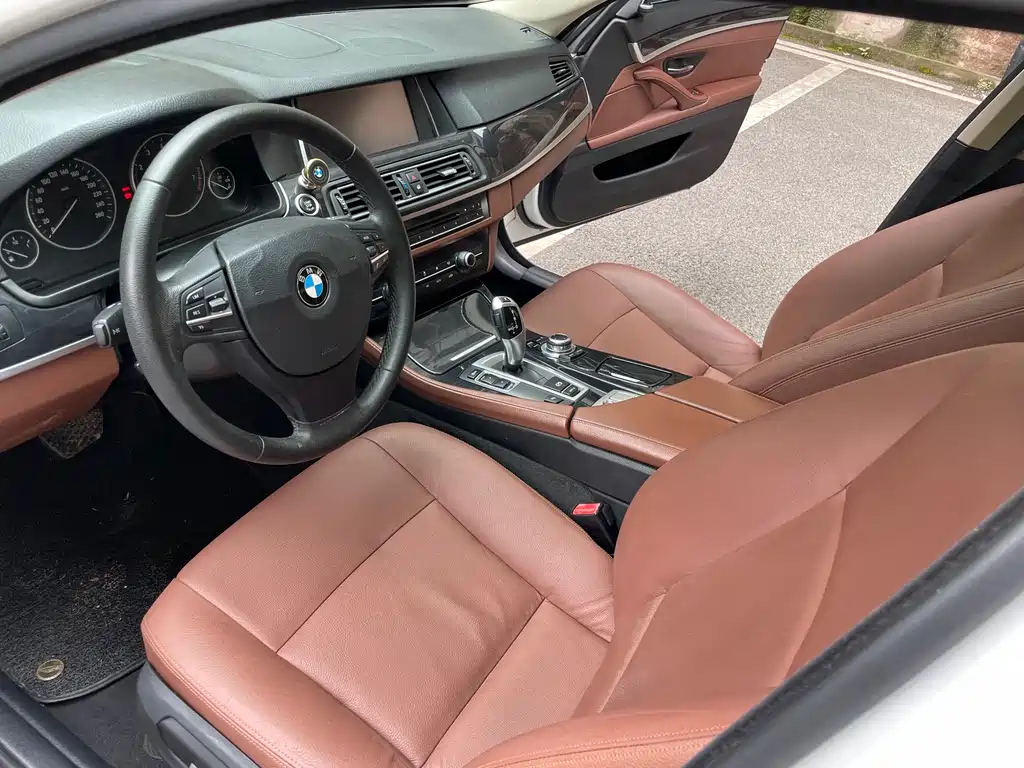BMW 5 Series 2015 — фото 11