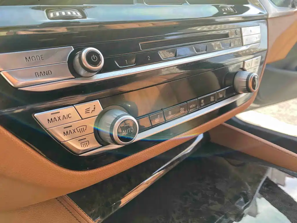 BMW 5 Series 2018 — фото 17