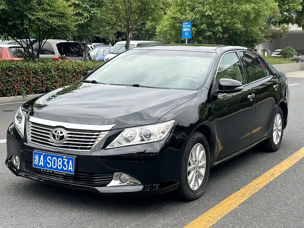 Toyota Camry 2013 — фото 1