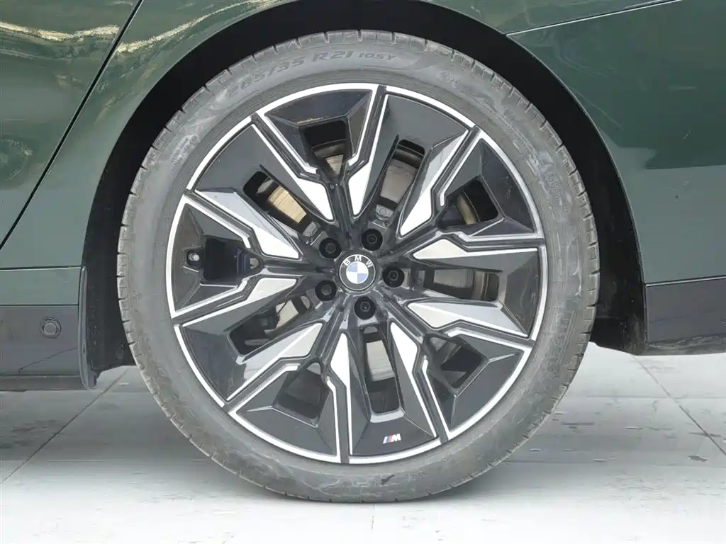 BMW i7 M70L 2023 — фото 18