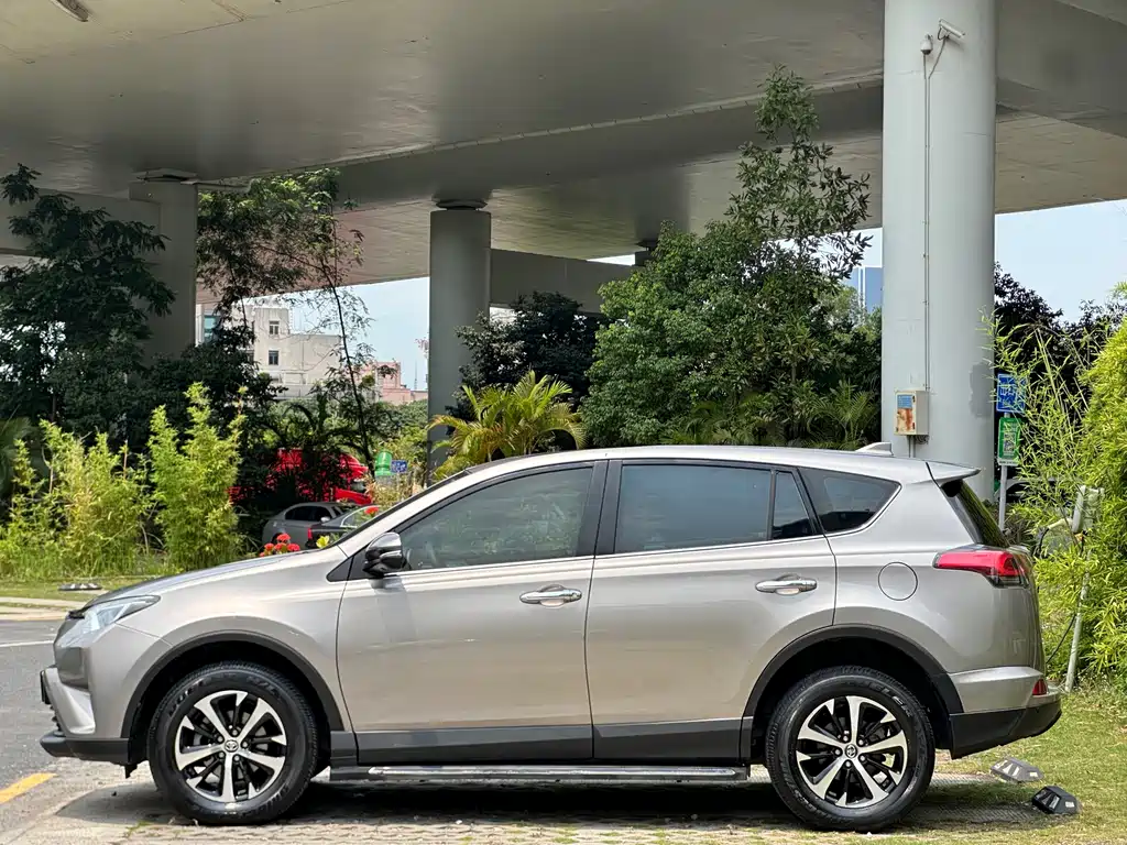 Toyota RAV4 2019 — фото 7