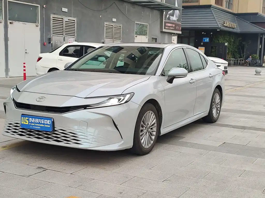 Toyota Camry 2025 — фото 1