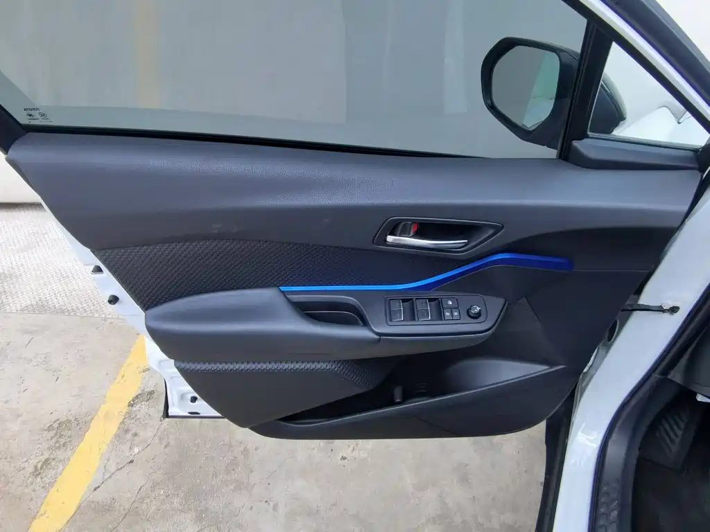 Toyota C-HR 2023 — фото 11