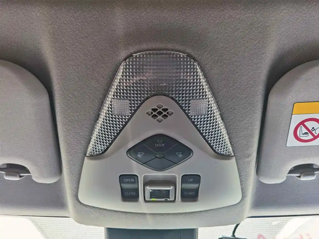 Toyota C-HR 2023 — фото 19