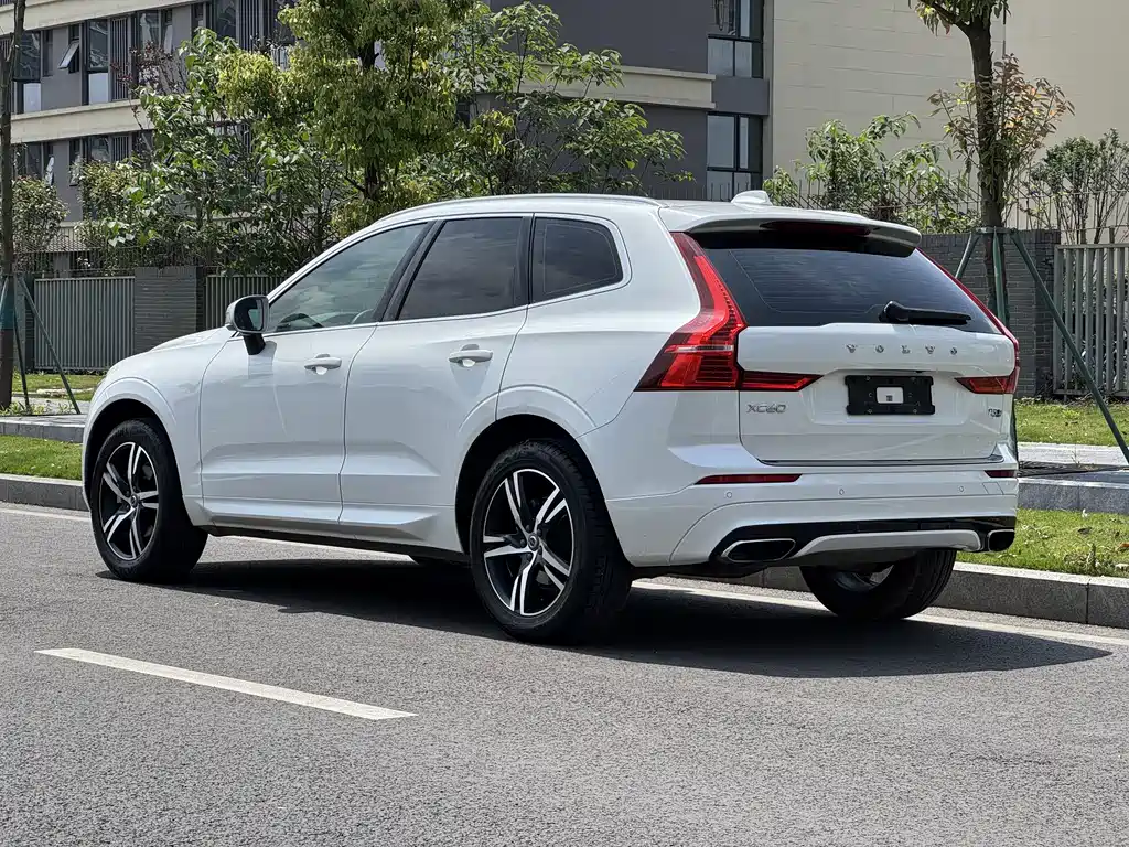 Volvo XC60 2018 — фото 13