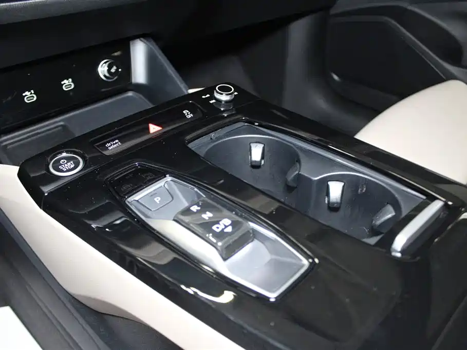 Audi Q6L e-tron 2025 — фото 13