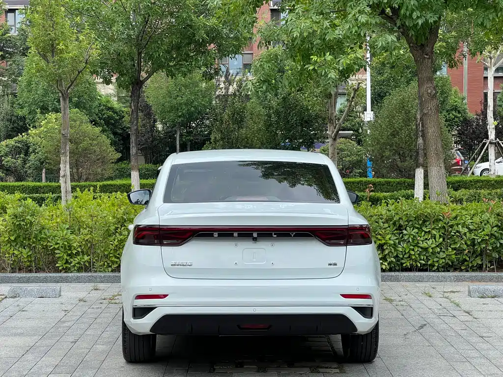 Geely Emgrand 2022