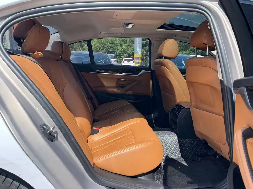 BMW 5 Series 2018 — фото 10