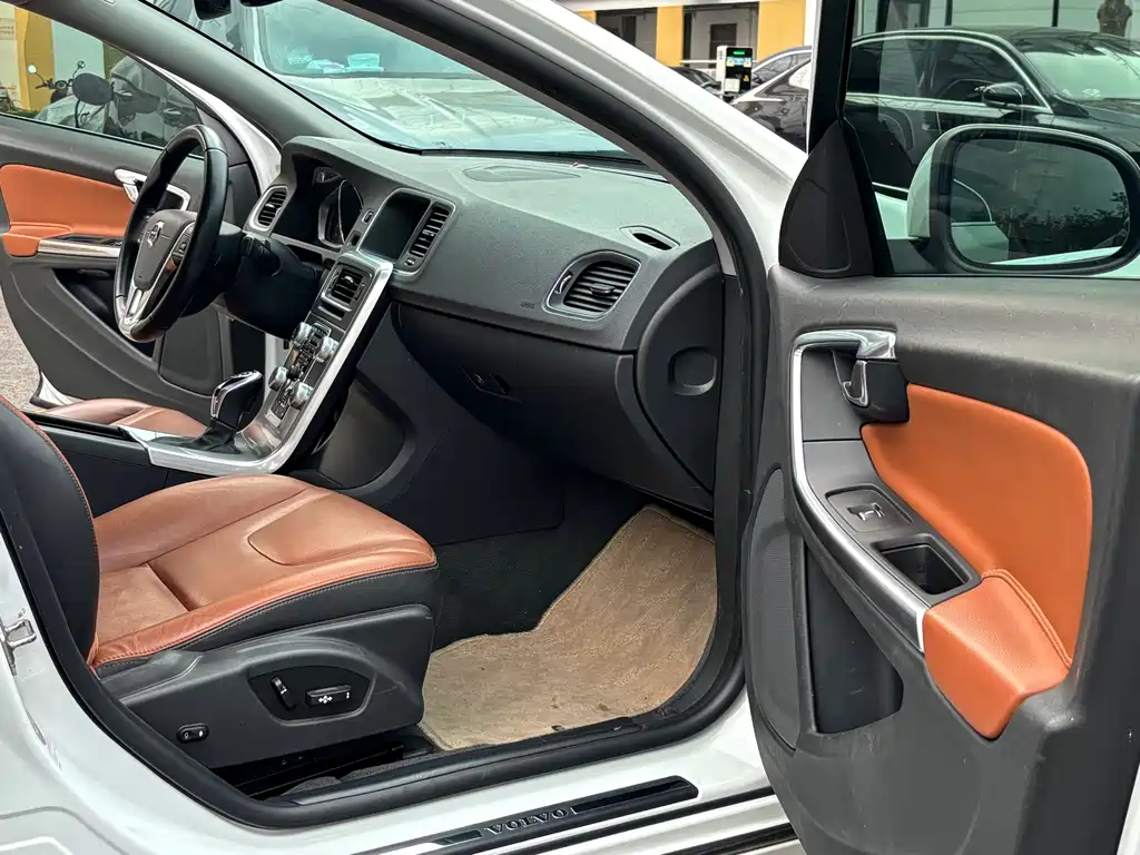 Volvo S60 2018 — фото 15